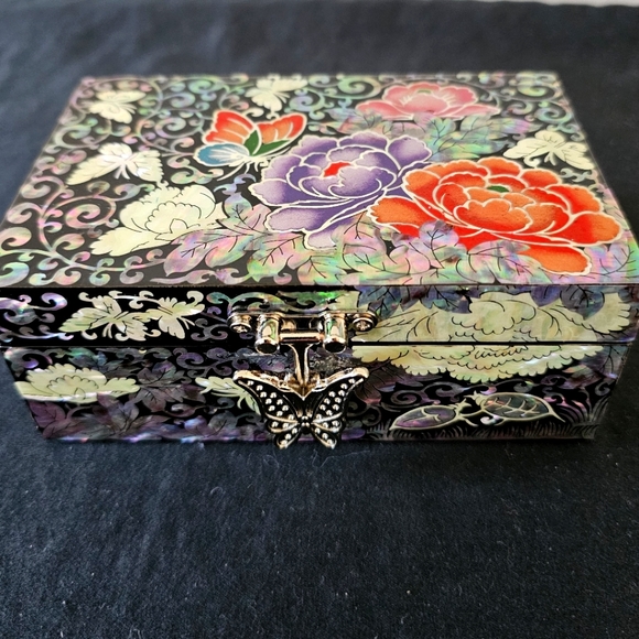 Black with Butterflies & Peony Floral Mother Of Pearl Small Keepsake,Jewelry Box - Picture 2 of 9